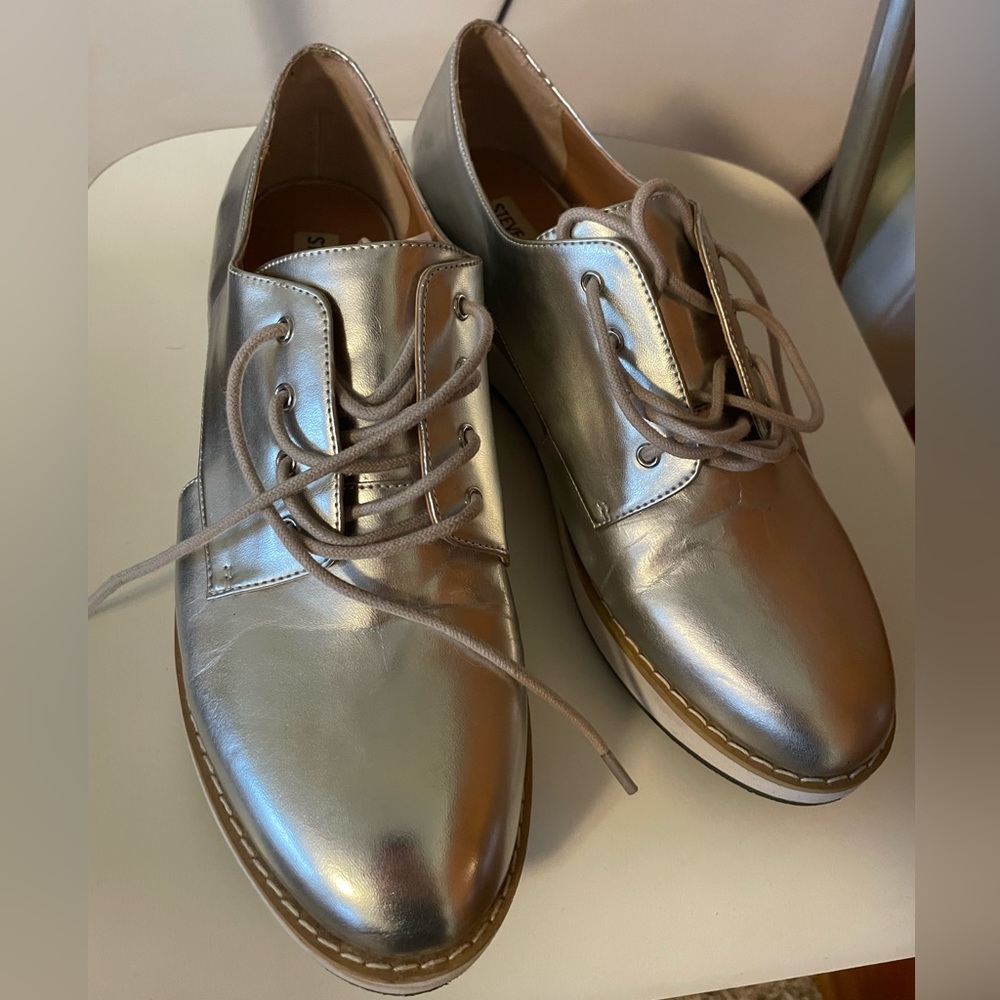 Silver platform lace up casual shoes. Woman size 8